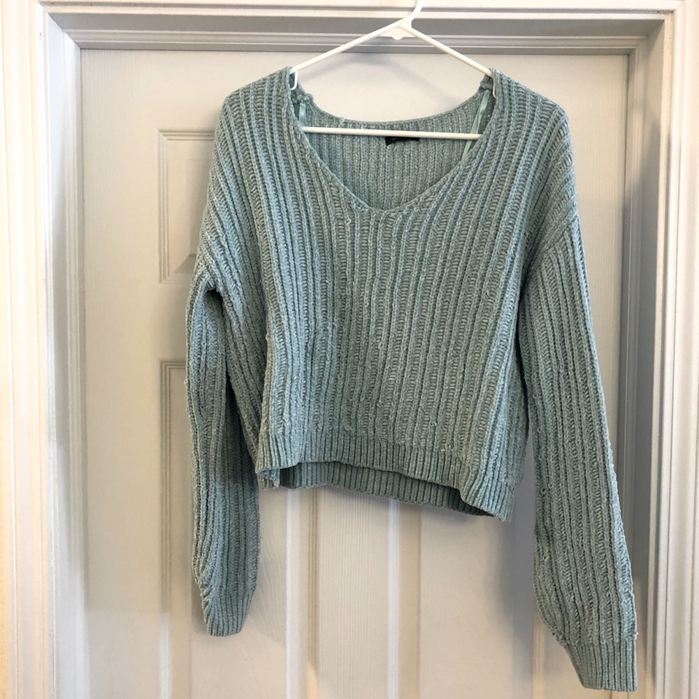 Cropped sweater. Size medium